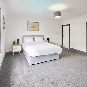 Host & - Clarendon Apartment