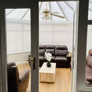 5-bedroom In Healing, Grimsby Villa